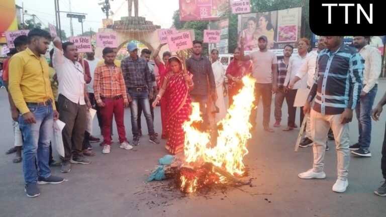 विवादों में घिरे एलबी व कुम्भनाथ, बमबाजी के विरोध में ग्रामीणों ने एलबी कुम्भनाथ व एरिया जीएम का पुतला जलाया